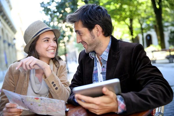 Tourists sitting at coffee shop table — Stock Photo, Image