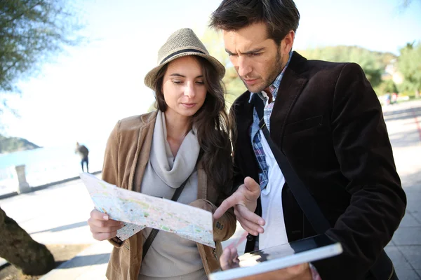 Casal em uma viagem olhando para o mapa da cidade — Fotografia de Stock