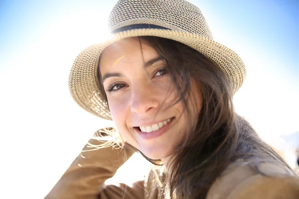 Mulher atraente usando chapéu — Fotografia de Stock