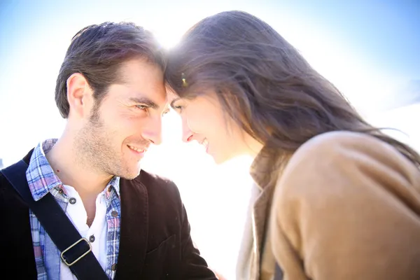 Couple se regardant dans les yeux — Photo