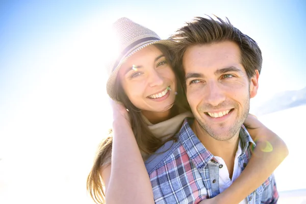 Hombre dando paseo a cuestas a su novia — Foto de Stock