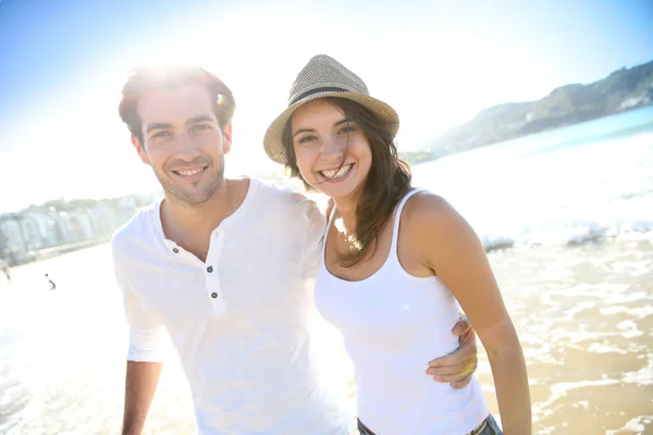 Casal se divertindo na praia — Fotografia de Stock