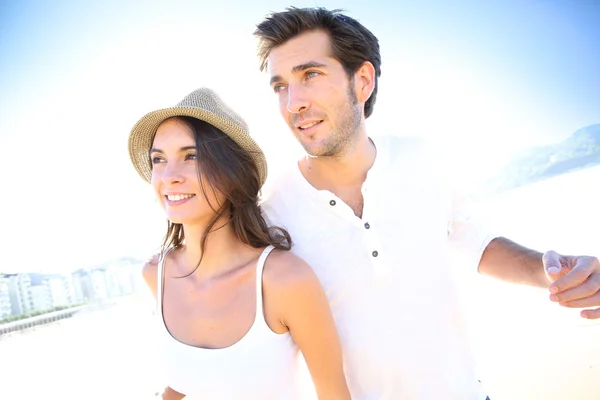 Couple at the beach — Stock Photo, Image