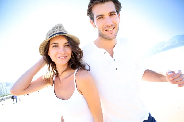 Een paar op het strand. — Stockfoto