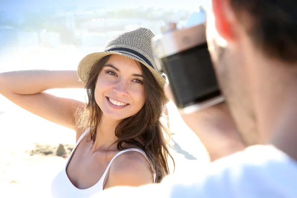 Man taking picture of woman — Stock Photo, Image