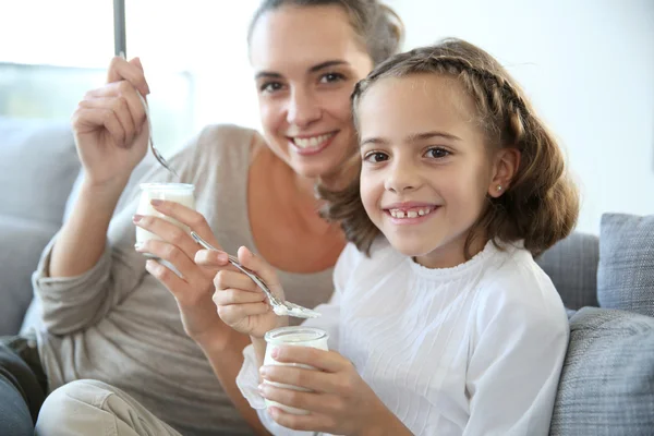 Madre e hija comiendo yogur Imagen De Stock