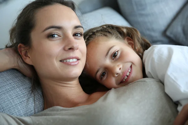 Mam en meisje ontspannen — Stockfoto