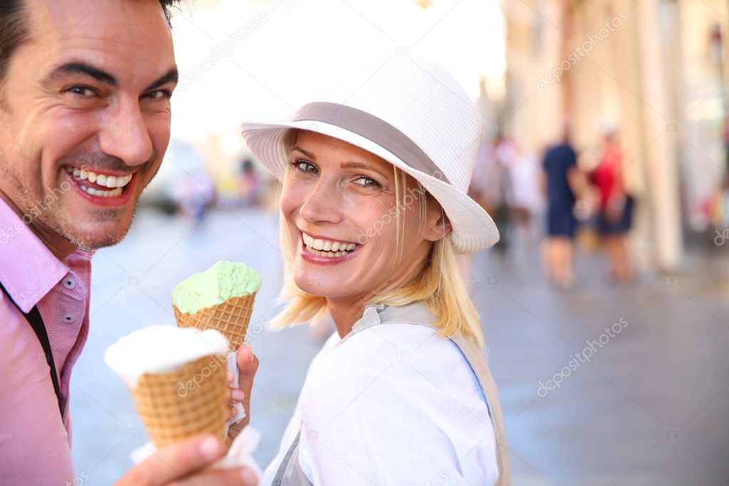 Pareja comiendo un helado fotos de stock, imágenes de Pareja comiendo un  helado sin royalties | Depositphotos