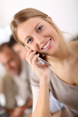 cep telefonu kullanan genç kadın