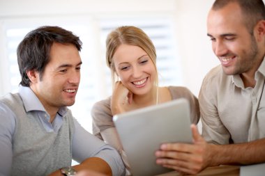 tablet üzerinde çalışan Office iş takım