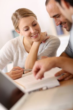 kız arkadaşları ile çalışan sınıf