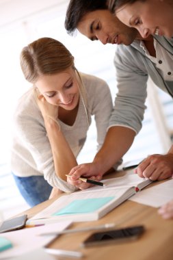 projede çalışan iş adamları