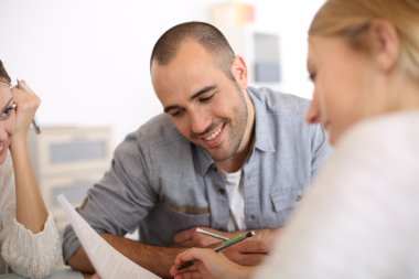 adam okuma sözleşme