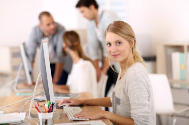 Office Masaüstü bilgisayarda çalışan kız