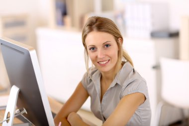 office masaüstünde çalışan kız