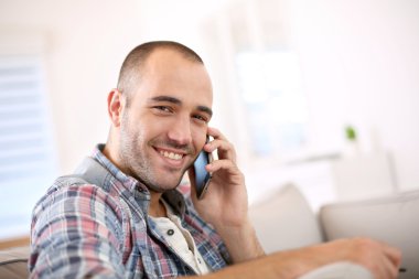 adam evde smartphone kullanarak