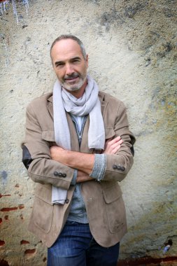 Komuta sizde duvara yaslanmış