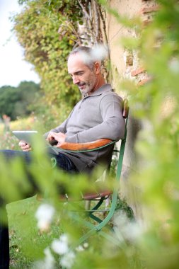 adam rahatlatıcı kır evi