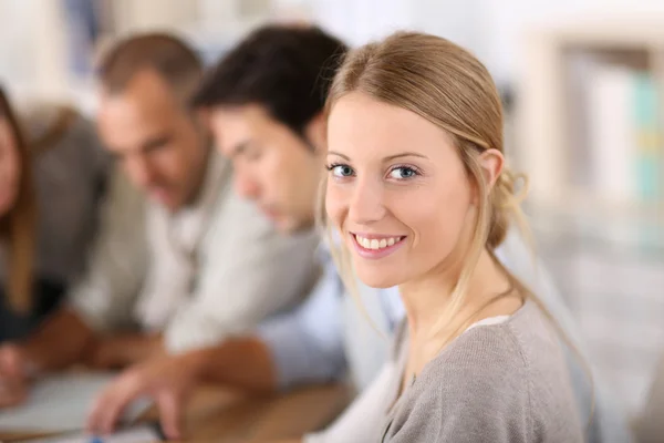 Blond tjej i klassen — Stockfoto