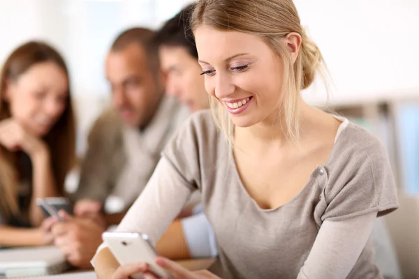 Jonge vrouw met behulp van mobiele telefoon — Stockfoto