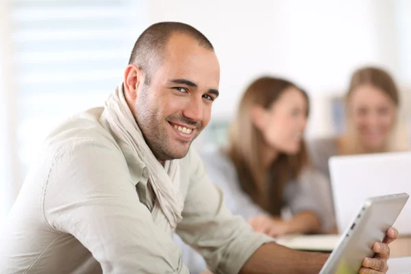 Homme au bureau utilisant une tablette numérique — Photo