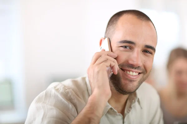 Verkoper praten over de telefoon — Stockfoto