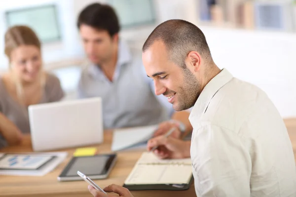 Hombre asistiendo a proyecto de escuela de negocios — Foto de Stock