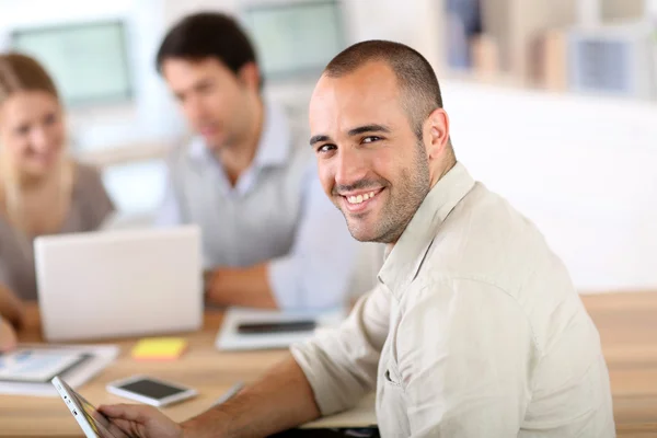 Mann im Büro arbeitet an digitalem Tablet — Stockfoto