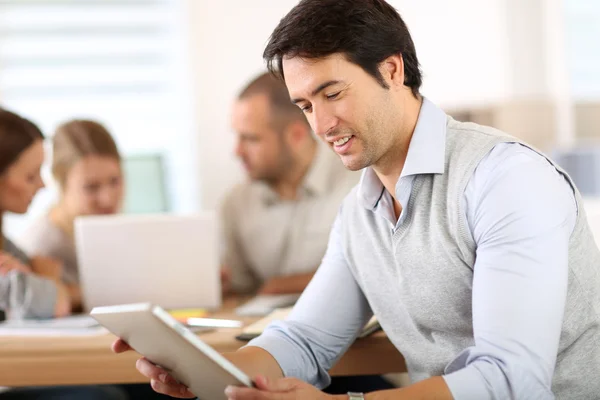 Homme au bureau travaillant sur tablette numérique — Photo