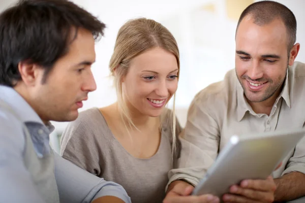 Equipe de negócios no escritório trabalhando em tablet — Fotografia de Stock