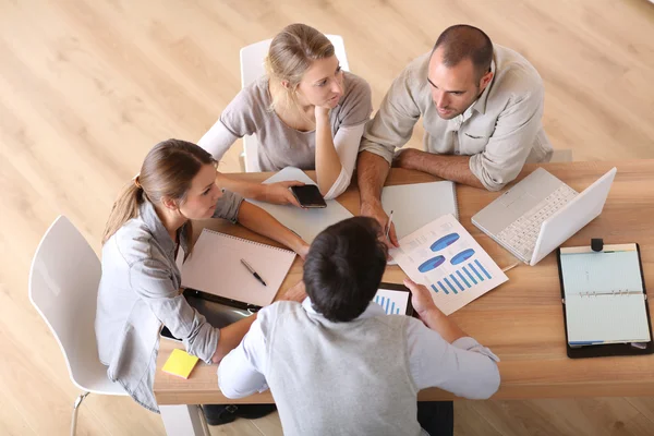 Gente de negocios alrededor de mesa — Foto de Stock