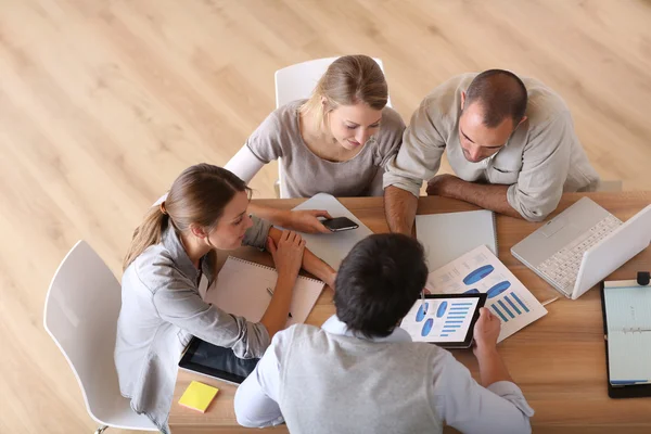 Gente de negocios alrededor de mesa — Foto de Stock