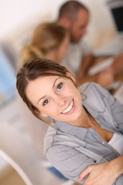 Menina sentada à mesa para reunião — Fotografia de Stock