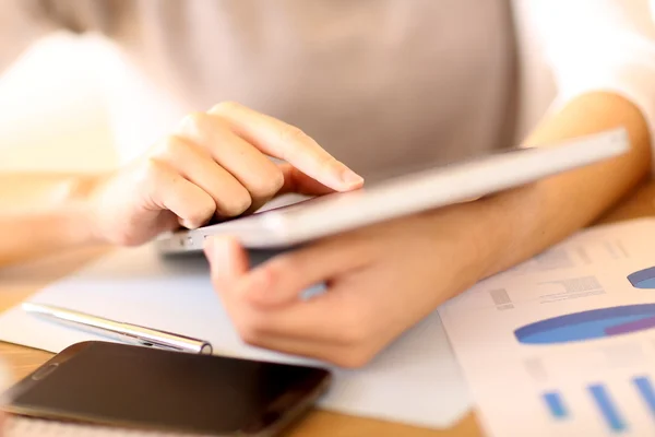 Personer som använder digital tablet — Stockfoto