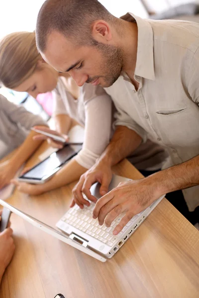 Man werkt op laptop computer — Stockfoto