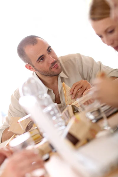 Businessman eating sandwich — Stock Photo, Image