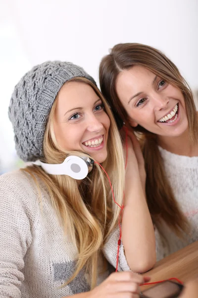 Girlfiends plezier luisteren naar muziek — Stockfoto