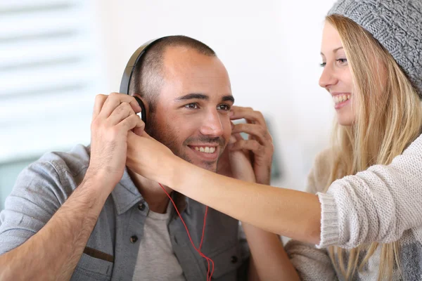 Amigos ouvindo música — Fotografia de Stock