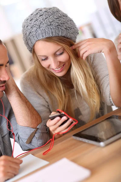 Friends listening to music — Stock Photo, Image