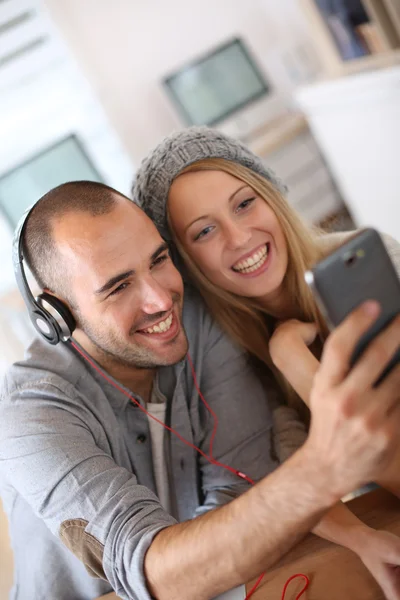 Friends listening to music — Stock Photo, Image