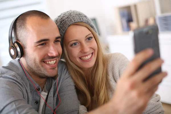 Friends listening to music — Stock Photo, Image