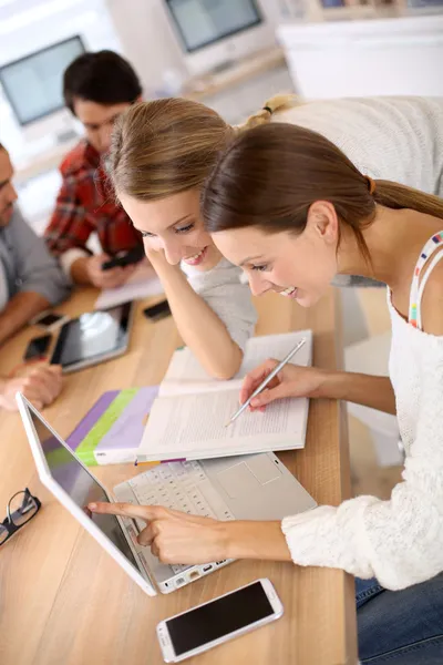 Girls studying on laptop computer — Stock Photo, Image