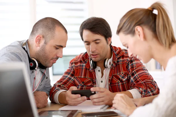 Estudiantes usando smartphone — Foto de Stock