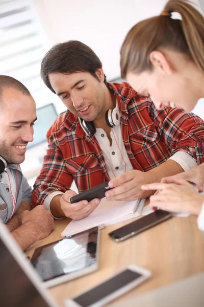 Studenter med smartphone — Stockfoto