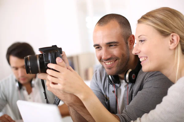 Estudiantes de fotografía trabajando juntos — Foto de Stock