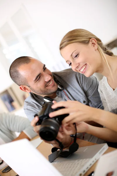 Studenter i fotografi arbetar tillsammans — Stockfoto