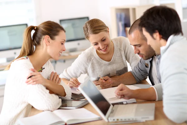 Persone che studiano insieme in biblioteca — Foto Stock