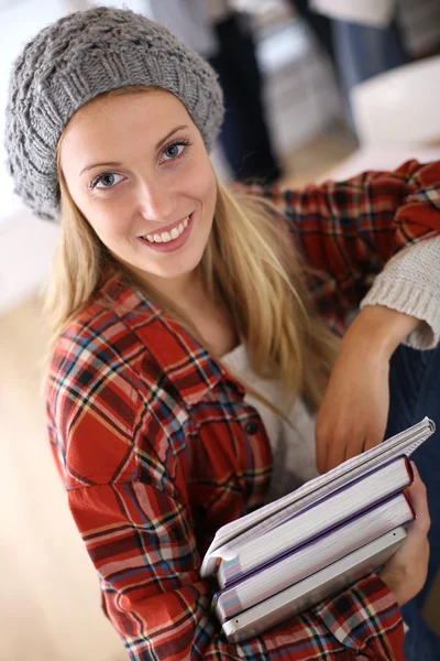 Student tjej håller skolböcker — Stockfoto