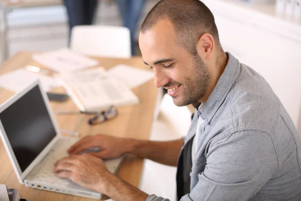 Reporter arbeitet am Laptop — Stockfoto