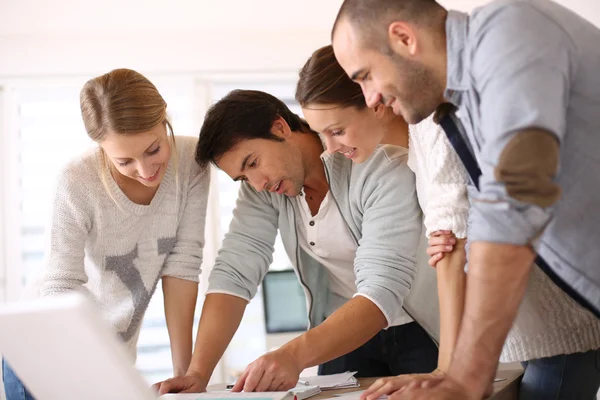 Gente de negocios trabajando en proyecto — Foto de Stock